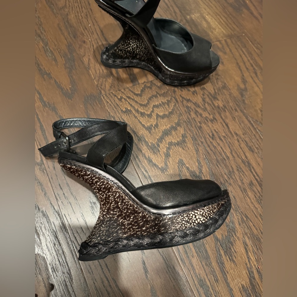Stuart Weitzman Women’s Black Leather Wedge Sandal With Inverted Heal Size 8.5